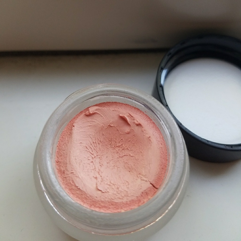 Cream eye shadow